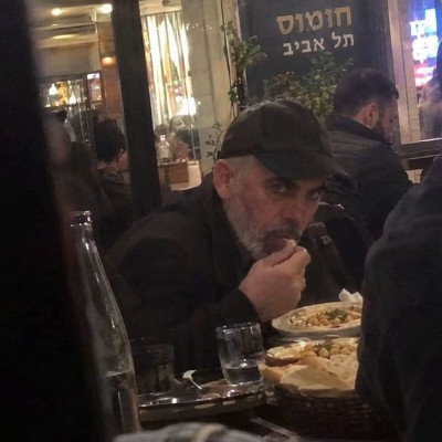 صورة مولدة بالذكاء الاصطناعي تزعم ظهور يحيى السنوار في تل أبيب