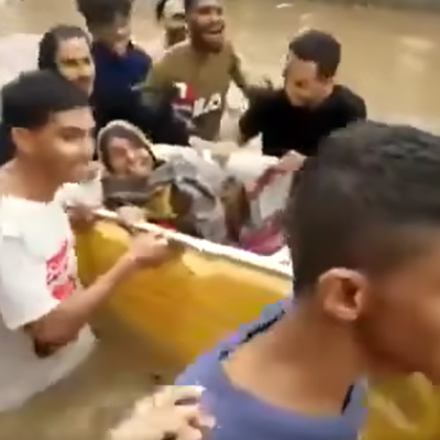 فيديو إنقاذ شباب لمسنة من السيول في عدن قديم وليس حديثا