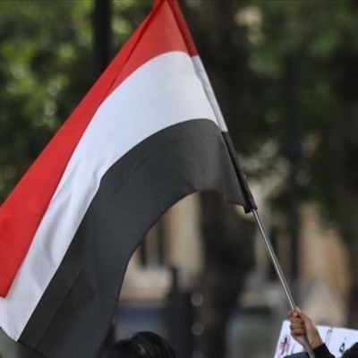 ما حقيقة قرار الغرامة المالية والسجن لمن يحمل غير علم اليمن؟