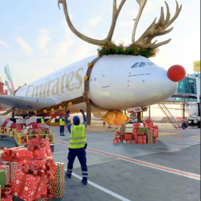 فيديو غير حقيقي لطائرة تابعة لطيران الإمارات تجرّ عربة بابا نويل