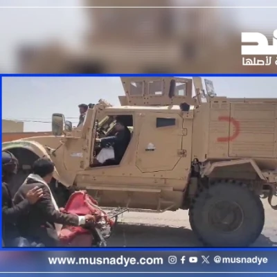 فيديو قديم لمدرعة عسكرية يقودها قيادي حوثي في صنعاء وليس حديثًا