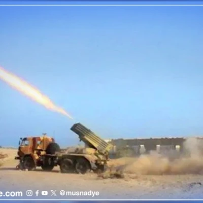 صورة لقصف قوات حكومية على جماعة الحوثي عام 2015 وليست مناورات للحوثي على الحدود السعودية