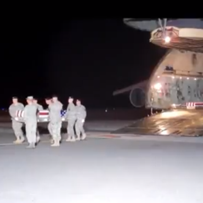 لا صحة للفيديو المتداول الذي يُظهر عودة الجنود الأميريكيين لبلدهم في توابيت