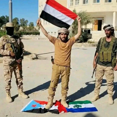 صورة مولدة بالذكاء الاصطناعي لجندي من أمام القصر الجمهوري في سيئون