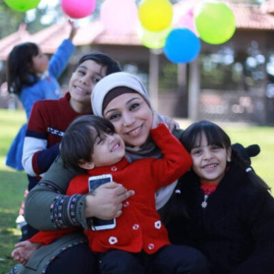 الصورة المتداولة ليست للصحفية الشهيدة آمال الشمالي وإنما للمعلمة آمال شكشك