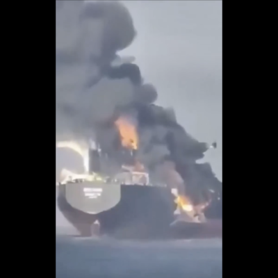 انتشار فيديو من عام 2025 لاستهداف سفينة في خليج عُمان 