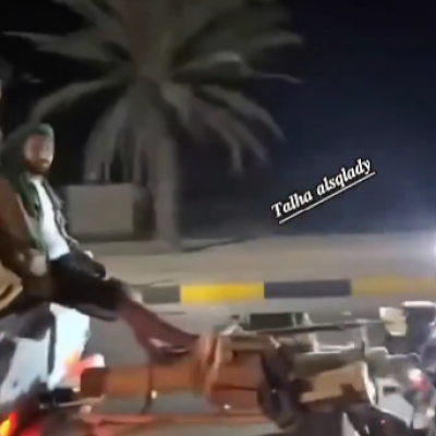 حقيقة الفيديوهات المتداولة حول نهب أسلحة سعودية في المخا عقب القصف الحوثي؟