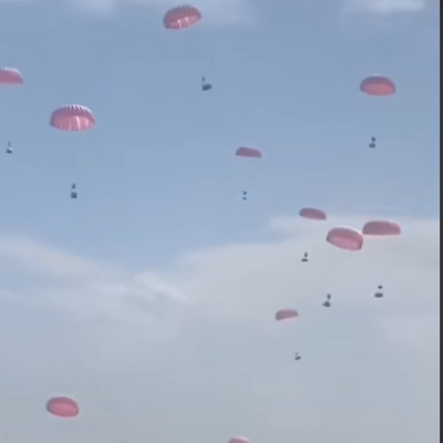 فيديو قديم يعاد نشره على أنه لمساعدات سعودية حديثة أُنزلت على قطاع غزة 