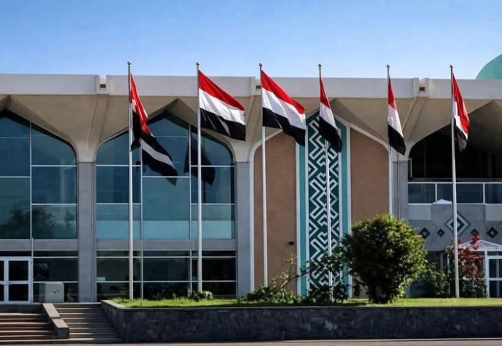 الصورة المتداولة حول رفع أعلام الجمهورية في مطار عدن قديمة