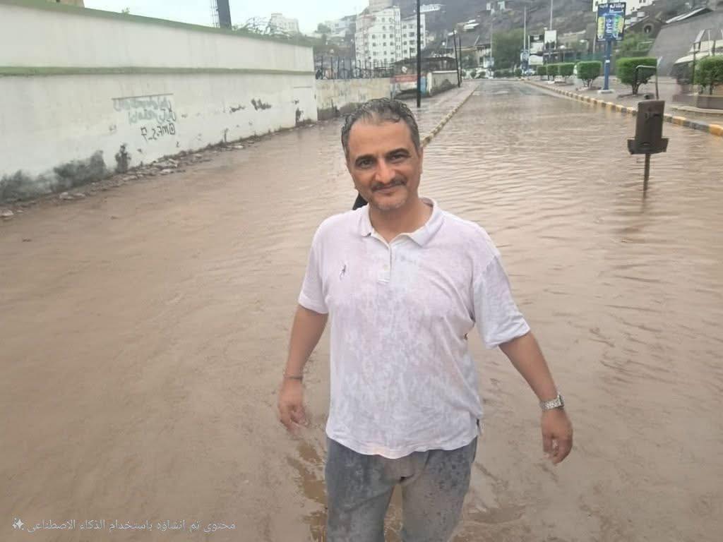 ما حقيقة الصورة المتداولة لنزول محافظ عدن لالتقاط صورة وسط السيول؟