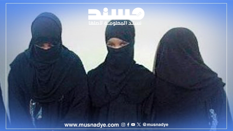 صورة الرجال بملابس نساء في مظاهرة عدن النسائية قديمة.