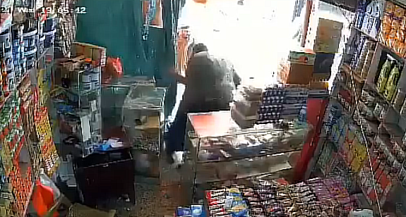 فيديو اعتداء على محل تجاري يُستغل لادّعاء انتهاكات حزب الإصلاح في تعز.. ما حقيقته؟