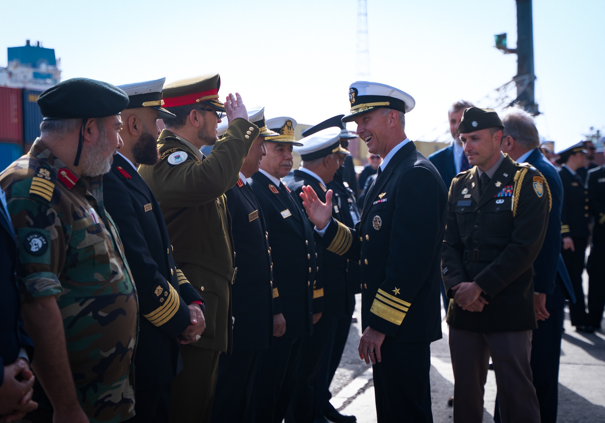 مضلل: الدبيبة لم يزر البارجة الأميركية USS Mount Whitney خلال رسوِّها في طرابلس