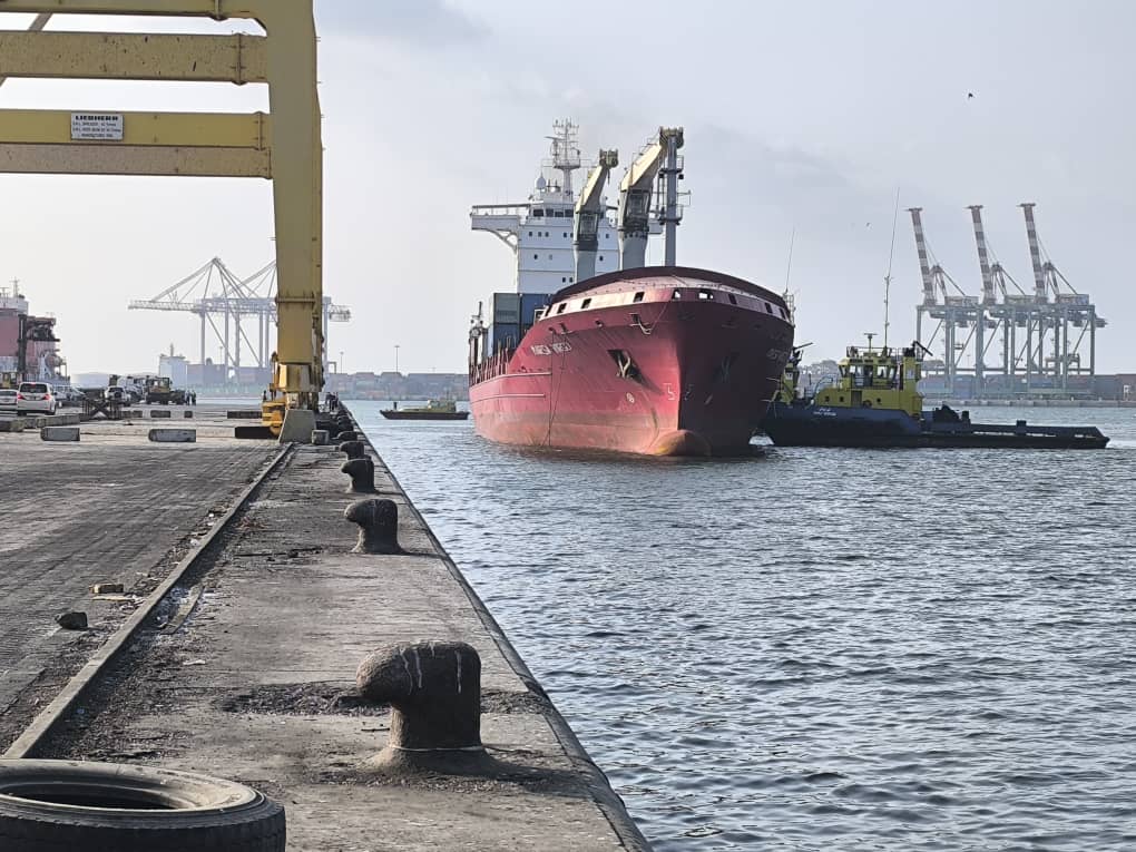 هل أوقفت السعودية تصاريح دخول السفن إلى ميناء عدن؟