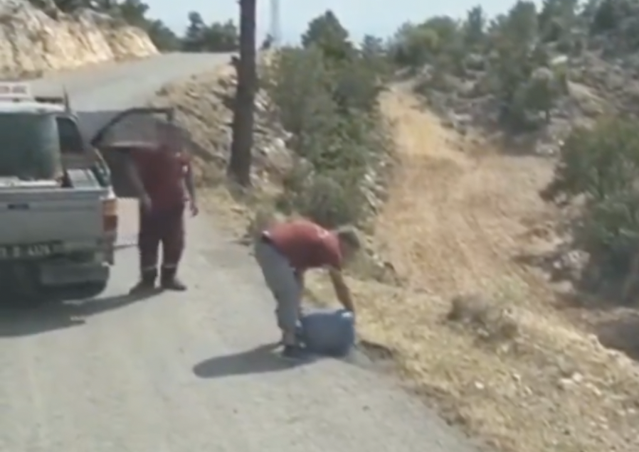فيديو متداول عن إخماد حريق صغير.. الادعاء كاذب والمقطع من تركيا