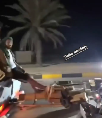 حقيقة الفيديوهات المتداولة حول نهب أسلحة سعودية في المخا عقب القصف الحوثي؟
