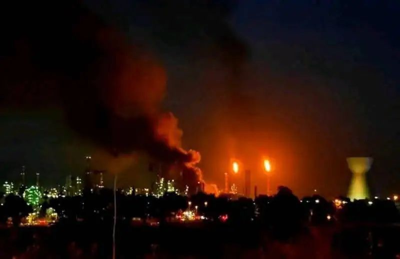 الصورة من هجوم إيراني على منشأة نفطية إسرائيلية في يونيو 2025