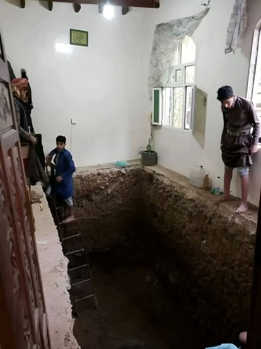 حقيقة الصورة المتداولة حول يمني يحفر منزله بحثًا عن كنز