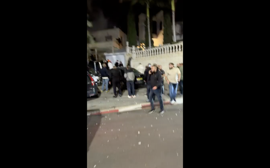 انتشار فيديو سقوط شظايا على منزل في قرية جلجولية مع الإدعاء أنه منزل بن غفير