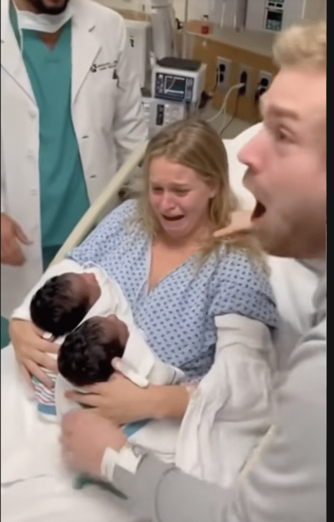 مقطع فيديو الأم وتوأمها مولّد بالذكاء الاصطناعي