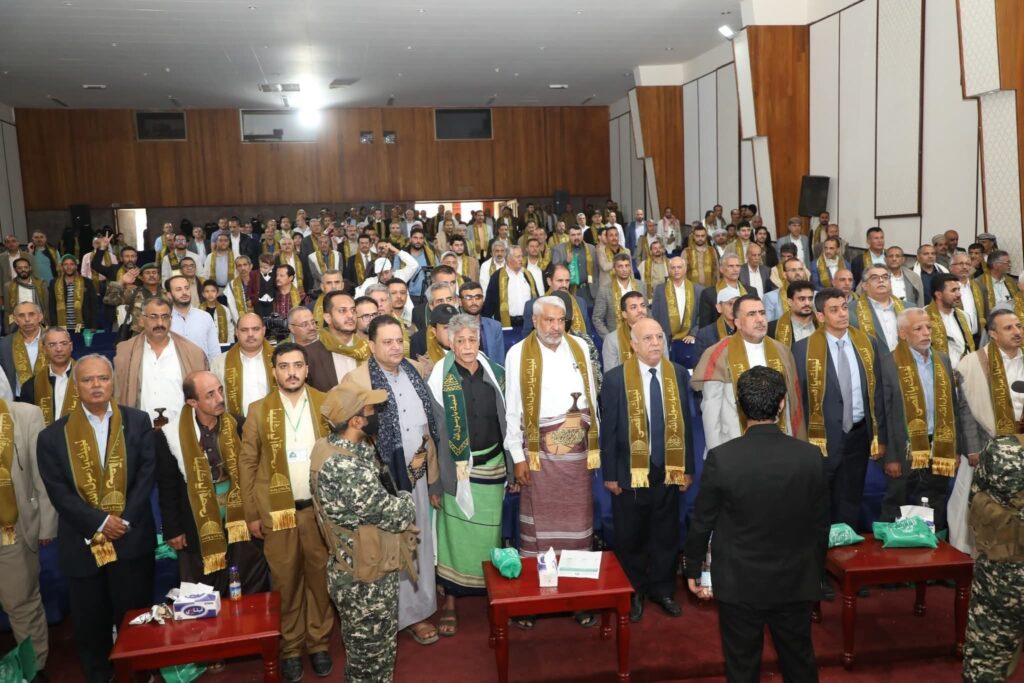 هل هذه آخر صورة لاجتماع حكومة الحوثيين قبل الاستهداف الإسرائيلي لها؟