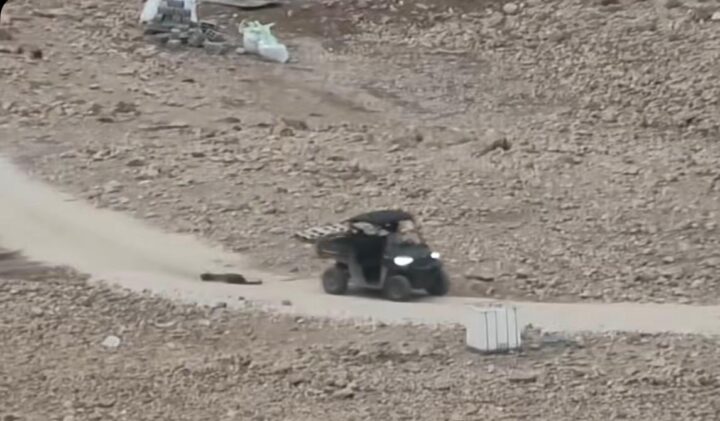 الفيديو المتداول لا يظهر طفلاً فلسطينياً بل شاة ميتة يسحبها مستوطن