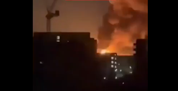 انتشار مشاهد قديمة لحريق في محطة كهرباء في لندن على أنها لحريق جراء الصاروخ اليمني الذي استهدف مطار بن غوريون