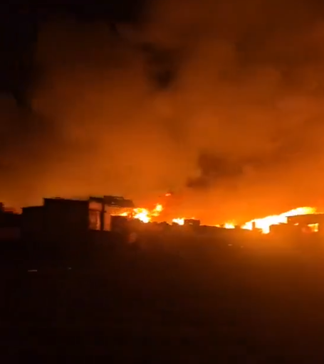 الفيديو المتداول لا يُظهر قصف موانئ الحديدة بل غارات على مصنع اسمنت باجل