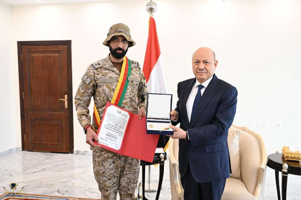 الرئيس العليمي قلّد الزهراني بوسام الشجاعة في نوفمبر 2024 وليس حديثا