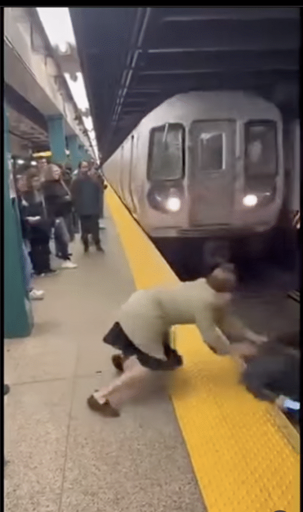 فيديو مُولّد بالذكاء الاصطناعي لسيدة تدفع شاب نحو سكة القطار