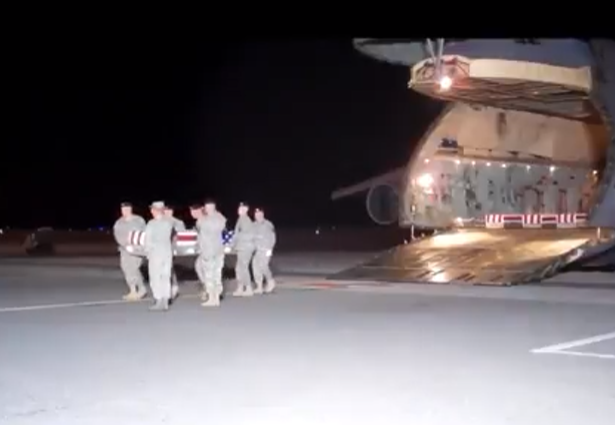 لا صحة للفيديو المتداول الذي يُظهر عودة الجنود الأمريكيين لبلدهم في توابيت نتيجة الرد الإيراني