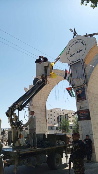 رايات حماس والجهاد لم تُزل عن بوابة مخيم جنين.. والرايات الجديدة عُلقت بجوارها