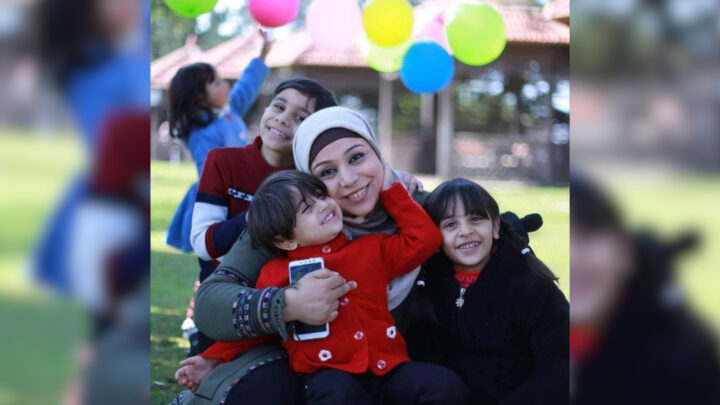 الصورة المتداولة ليست للصحفية الشهيدة آمال الشمالي وإنما للمعلمة آمال شكشك