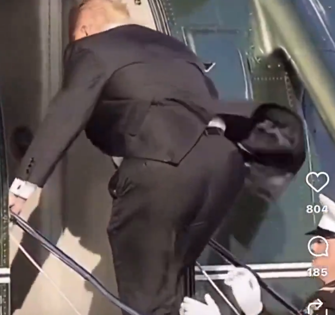 حقيقة الفيديو المتداول للرئيس الأمريكي دونالد ترامب على سلم الطائرة