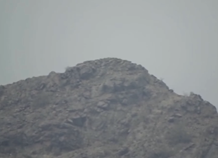 هل يوثق هذا الفيديو قصفًا حديثًا لمواقع الحوثيين في البرح غرب تعز؟
