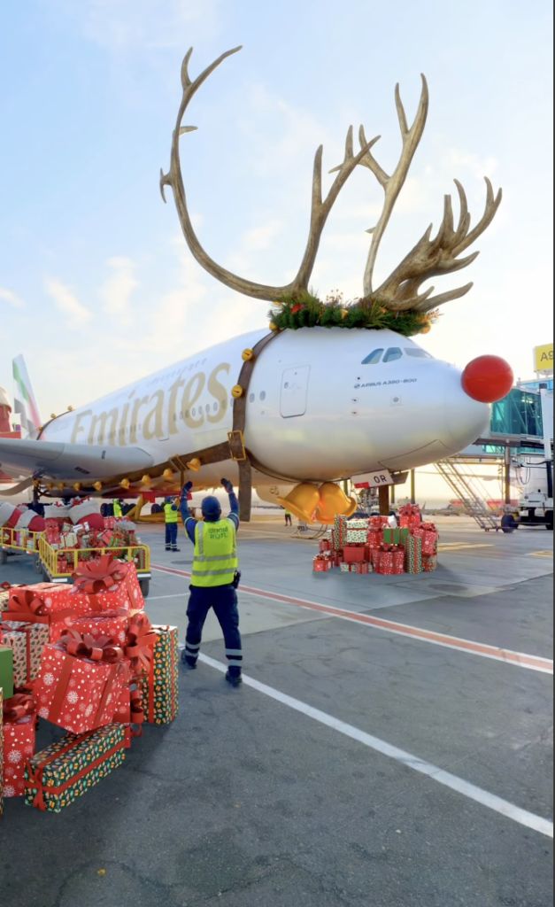 فيديو غير حقيقي لطائرة تابعة لطيران الإمارات تجرّ عربة بابا نويل