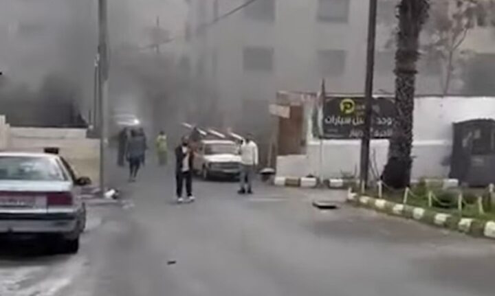 حقيقة فيديو سقوط شظايا صاروخية في رام الله: المقطع من عمّان قرب المستشفى الاستشاري