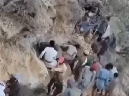 حقيقة الفيديو المتداول حول تنقيب ونهب لمناجم الذهب في جبال سيئون