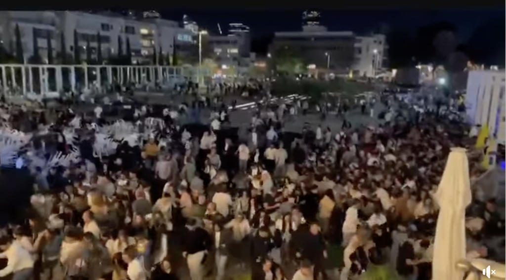 فيديو قديم يُعاد تداوله على أنه هروب من صاروخ إيراني في تل أبيب حاليا