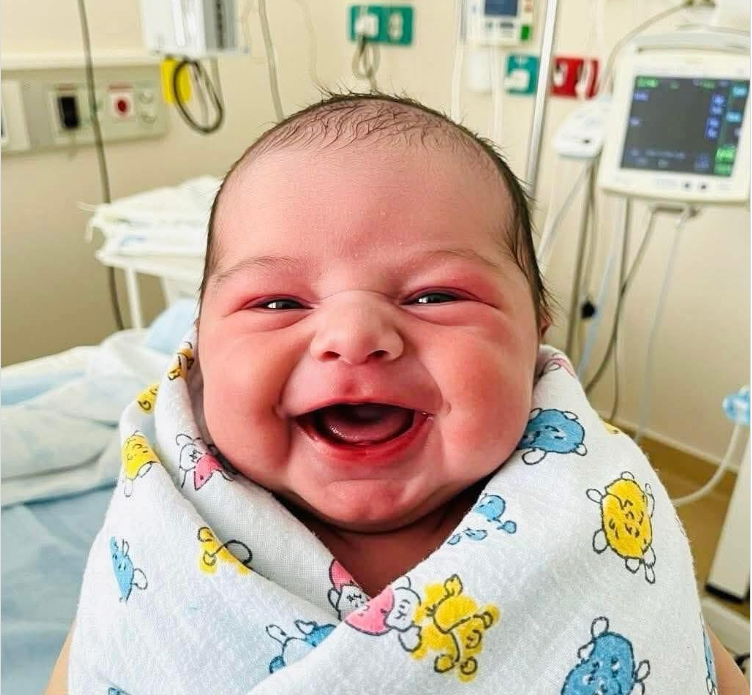 الصورة المتداولة لطفل مبتسم حديث الولادة من قطاع غزة غير صحيحة 