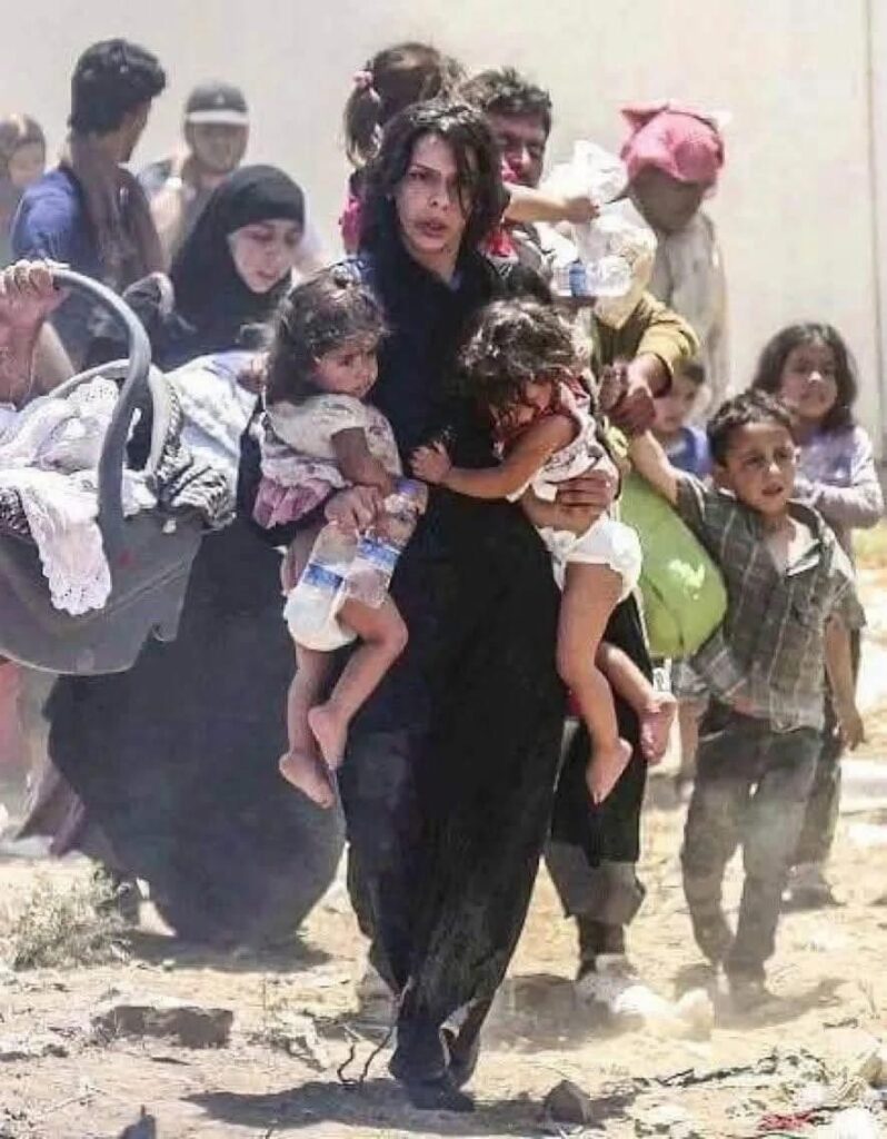انتشار صورة لامرأة سورية نازحة مع أطفالها مع الادعاء أنها من قطاع غزة 
