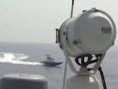 ما صحة الفيديو المتداول حول زوارق إيرانية تقترب من مدمرات أمريكية بالقرب من مضيق هرمز؟