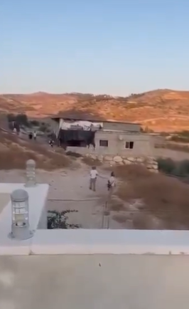 انتشار فيديو لهجوم مستوطنين على منازل المواطنين بالخليل مع الادعاء أنه في سوريا