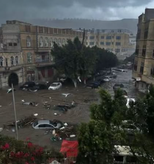 ما صحة الصورة المتداولة حول غرق سيارات نتيجة السيول في صنعاء؟