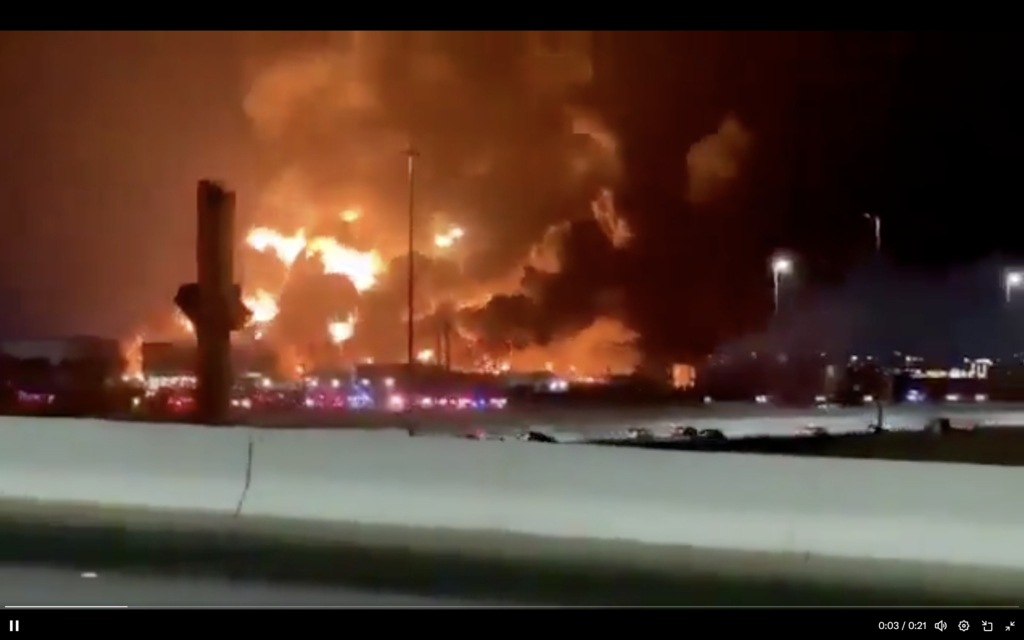 فيديو يوثق انفجاراً لشركة أرامكو السعودية وليس قصفاً في تل أبيب