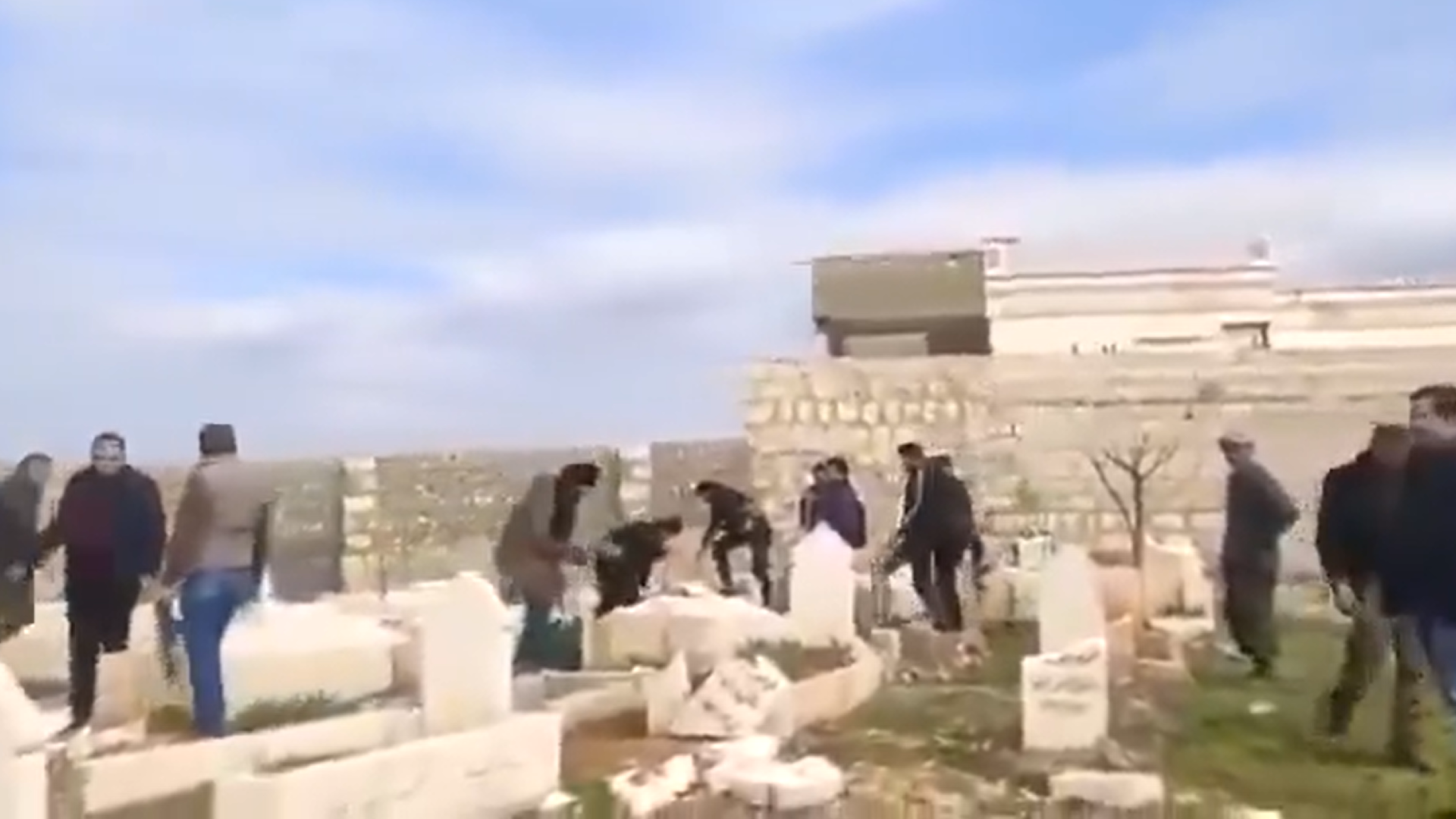 فيديو تخريب قبور الكرد في منبج من قبل المعارضة السورية مضلل