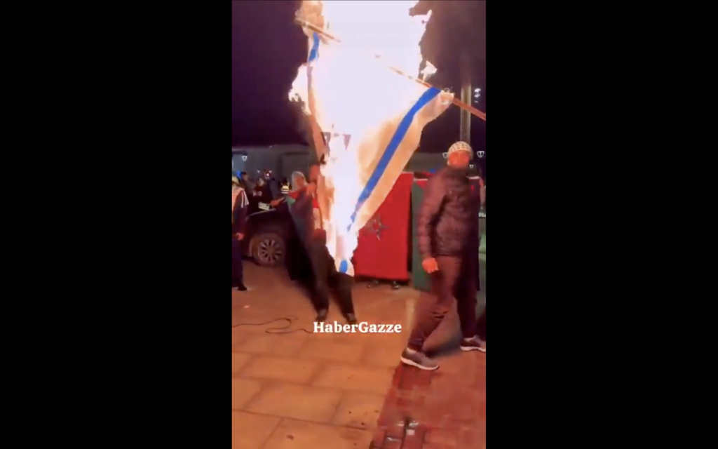 انتشار فيديو قديم لاحراق متظاهرين مغربيين لعلم دولة الاحتلال الإسرائيلي 