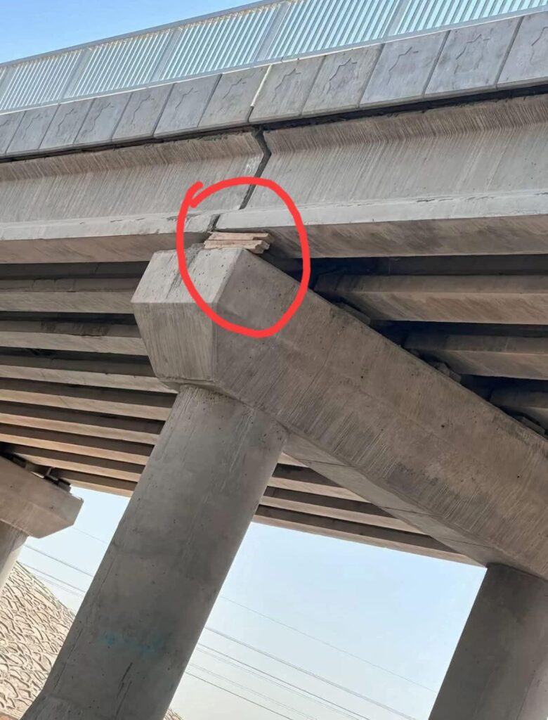هل تم إصلاح جسر في لحج بالخشب بعد السيول؟