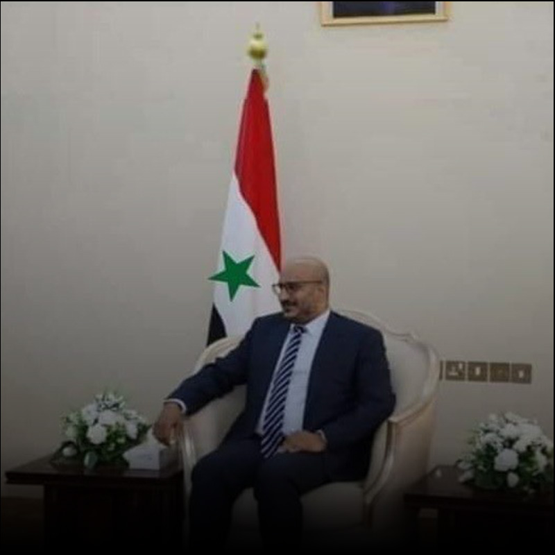 هذه الصورة ليست لطارق عفاش وخلفه علم اليمن الشمالي سابقاً