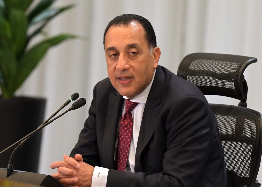 يستشهد بالزيارات الميدانية للمنشآت.. تصريحات مضللة لرئيس الوزراء عن وضع الدولة للتعليم والصحة كأولوية قصوى